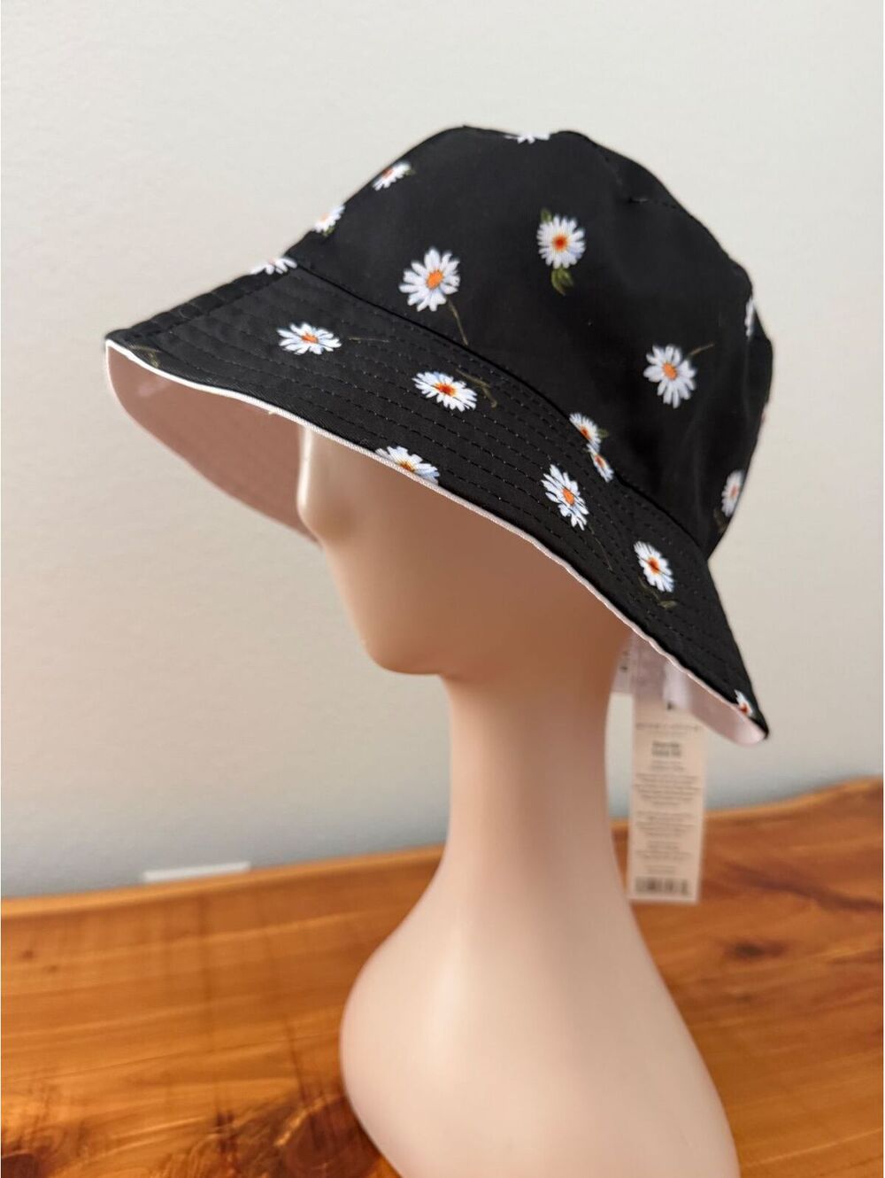 Alice & Olivia by Stacey Bendet NWT Reversible Daisy Floral Women's Bucket Hat